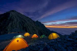Das Dschungelcamp im Auge des Sturms: Tropensturm-Katastrophenszenarien und RTLs Notfallplan imTropensturm Dschungelcamp-Drama