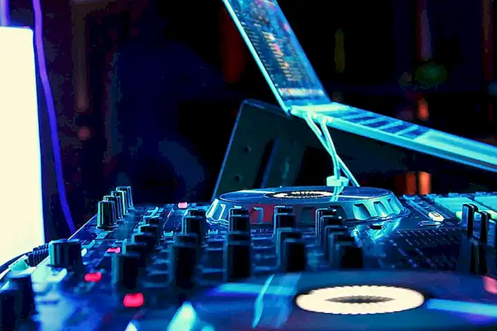 Der phänomenale Aufstieg von DJ Antoine Sohn: Ein Blick hinter die Kulissen des Musik-Imperiums