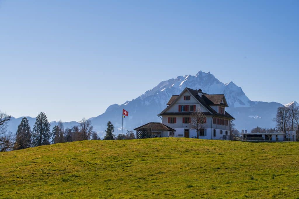 Die atemberaubende Gantner Meggen Villa: Ein Einblick in Luxus und Landschaftsarchitektur am Vierwaldstättersee