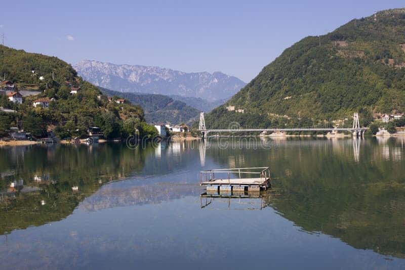 Die Braunfärbung des Jablaničko Jezero: Eine ökologische Tragödie im Herzen der Schönheit?