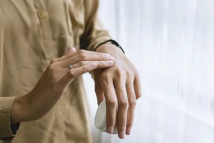 Langfristige Hautpflege für empfindliche Achseln