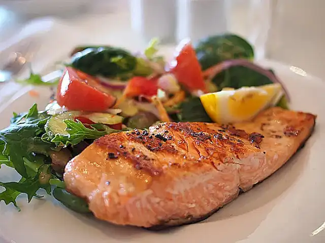 Ökologische Faktoren und die Verfügbarkeit von Lachs