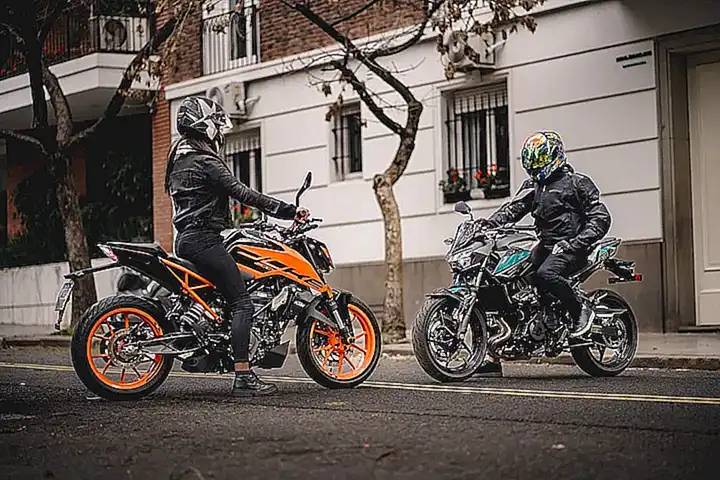 Verschiedene Arten von Kindersitzen für Motorräder