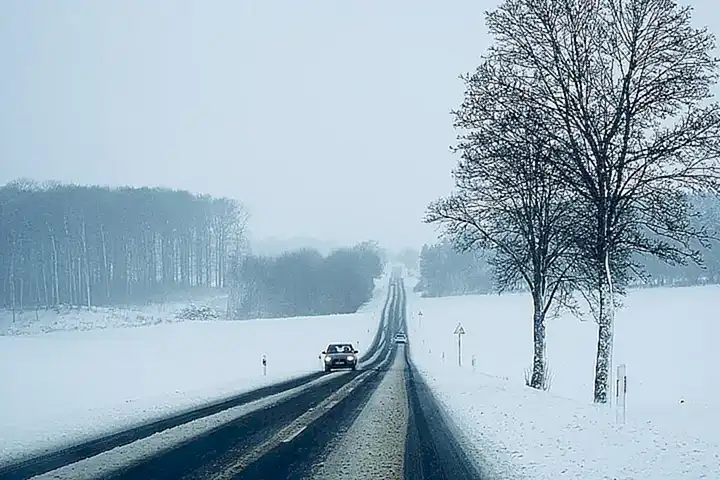 Wetterbedingungen und Straßenverhältnisse